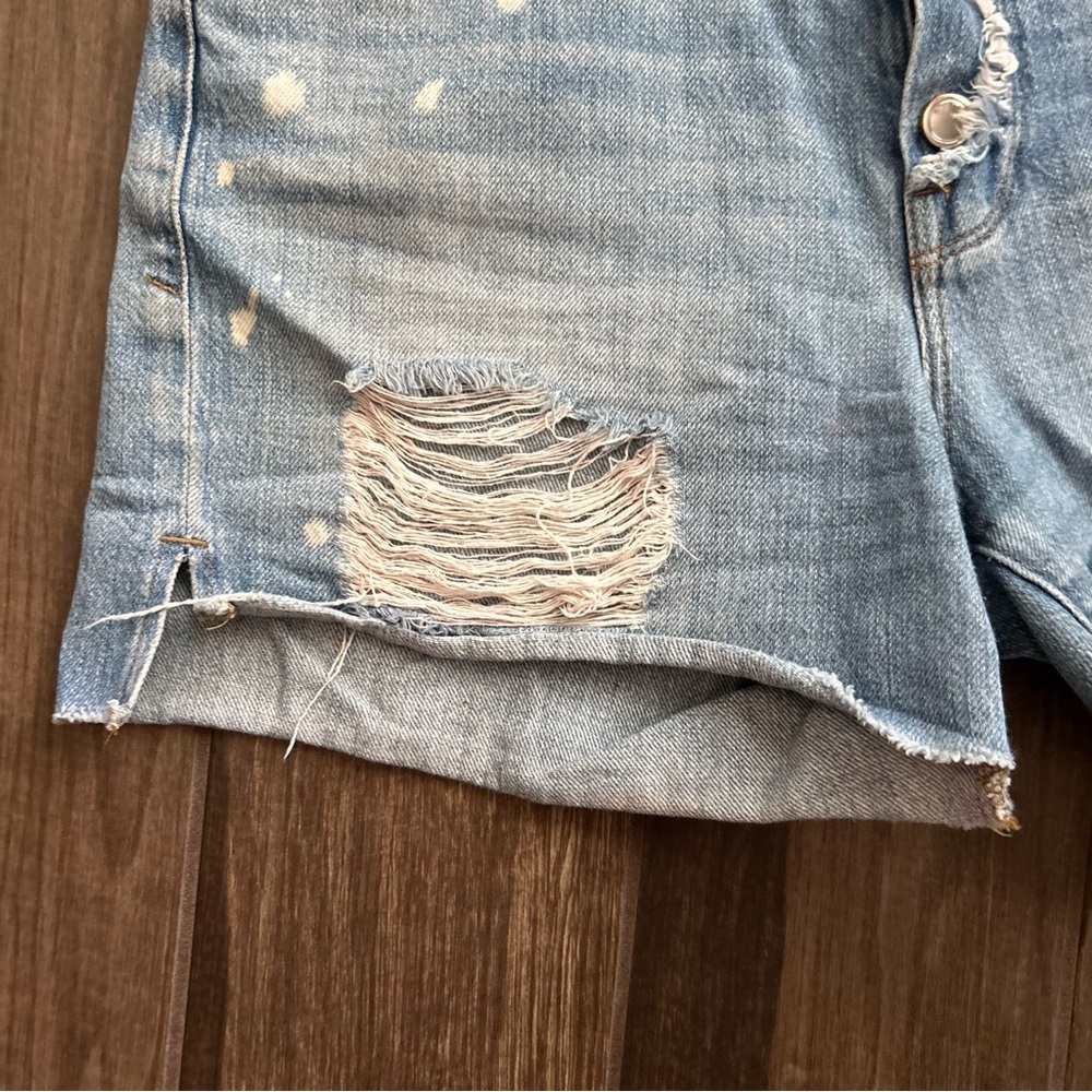 Good American Bombshell Boyfriend Distressed Denim Shorts in Blue043 Sz 28 - Picture 3 of 8